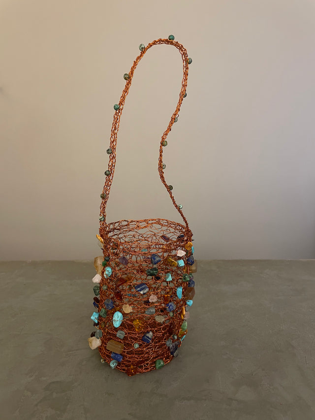 SAC CYLINDRIQUE EN CUIVRE AVEC PIERRES PRÉCIEUSES